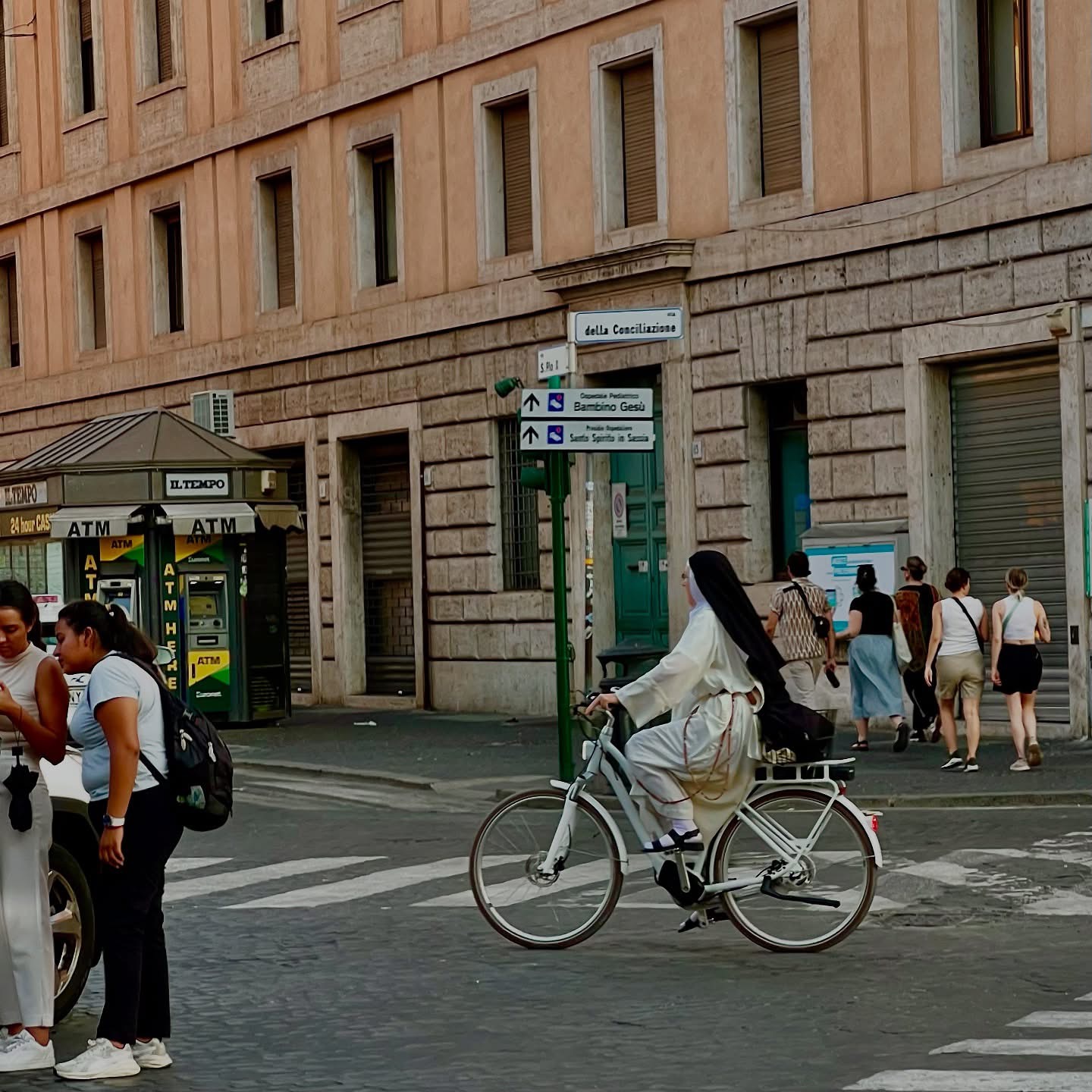 mníška na bicykli v Ríme